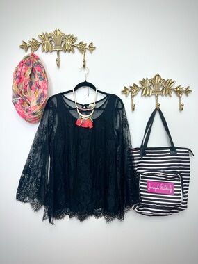 Black Floral Lace Bell Sleeve Top Xl ptp 23”